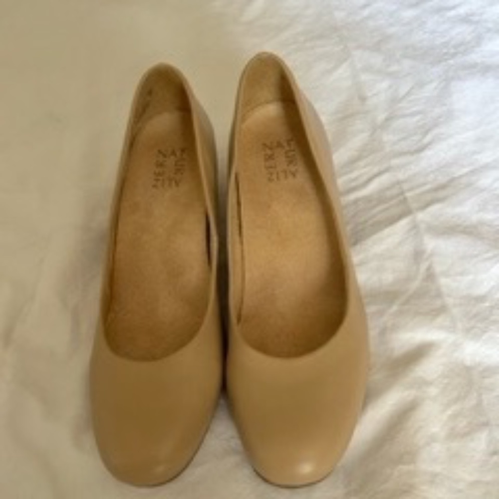 Naturalizer block heel pumps